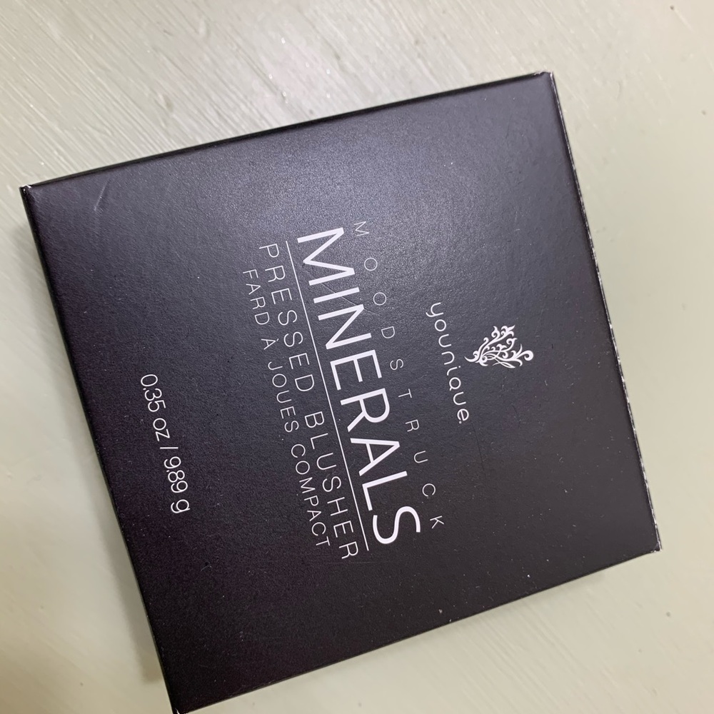 Younique presses blusher